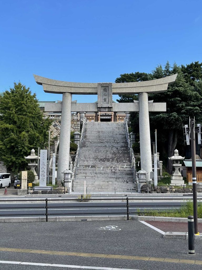 Torii mit Treppe im Vordergrund

