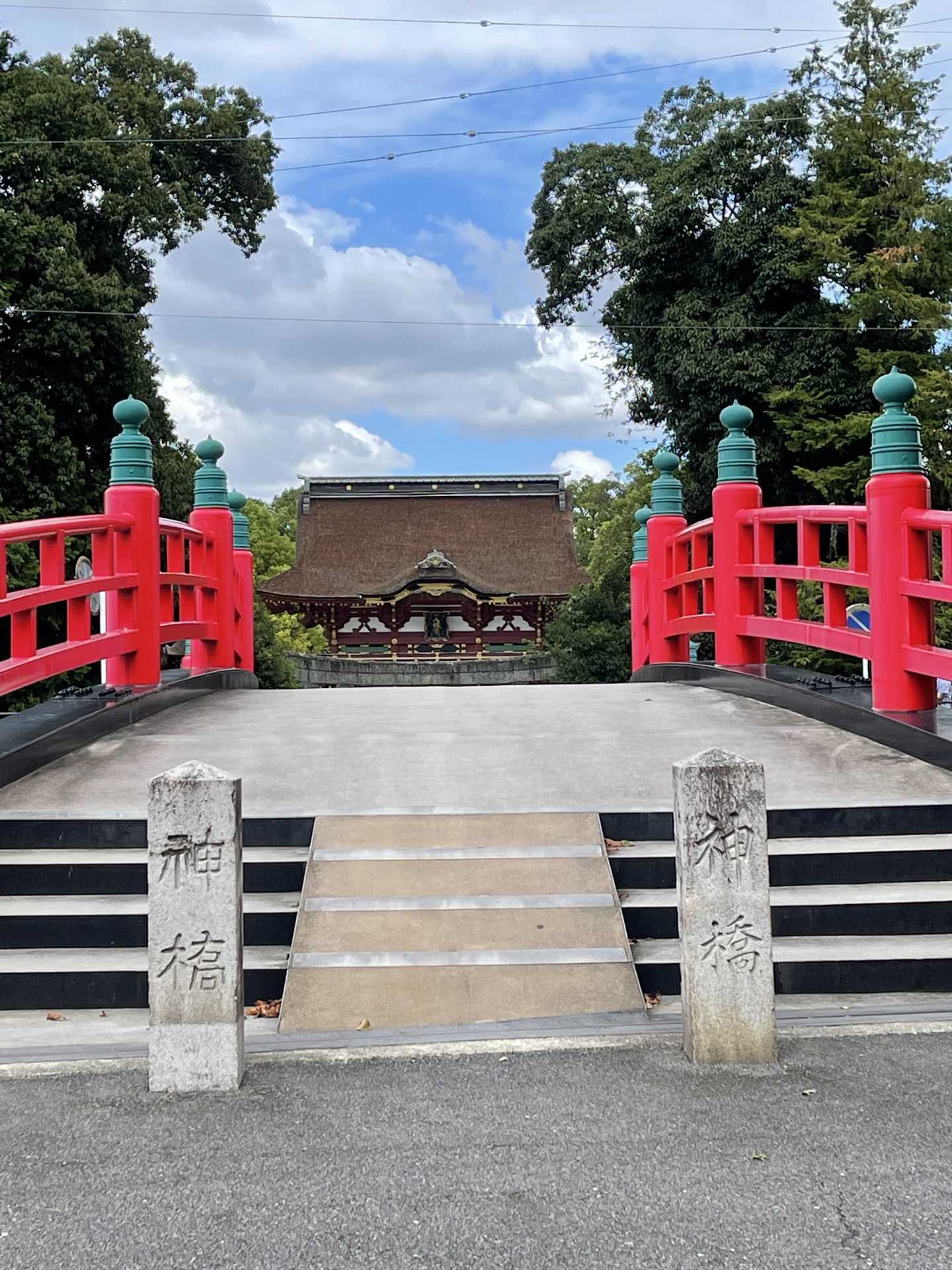 Rote Brücke, Tempel im Hintergrund