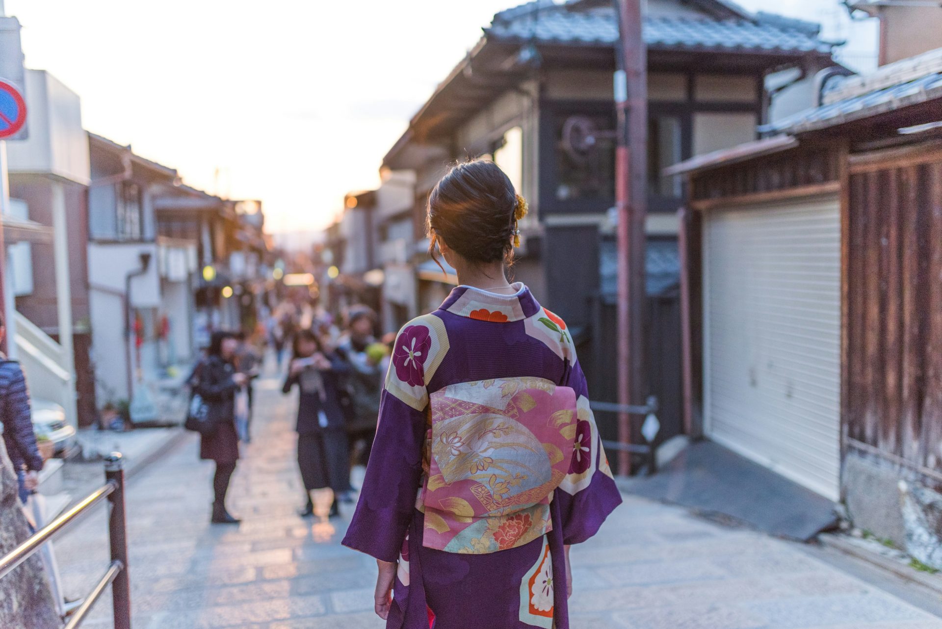 Frau im Kimono auf Straße